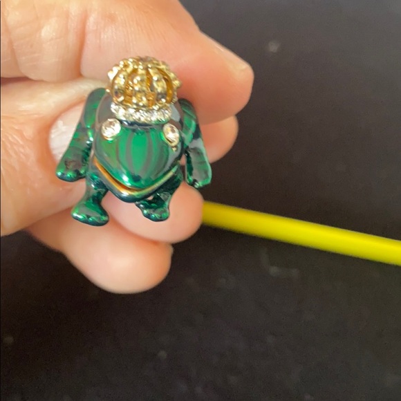 Green enamel frog charm - Picture 5 of 6